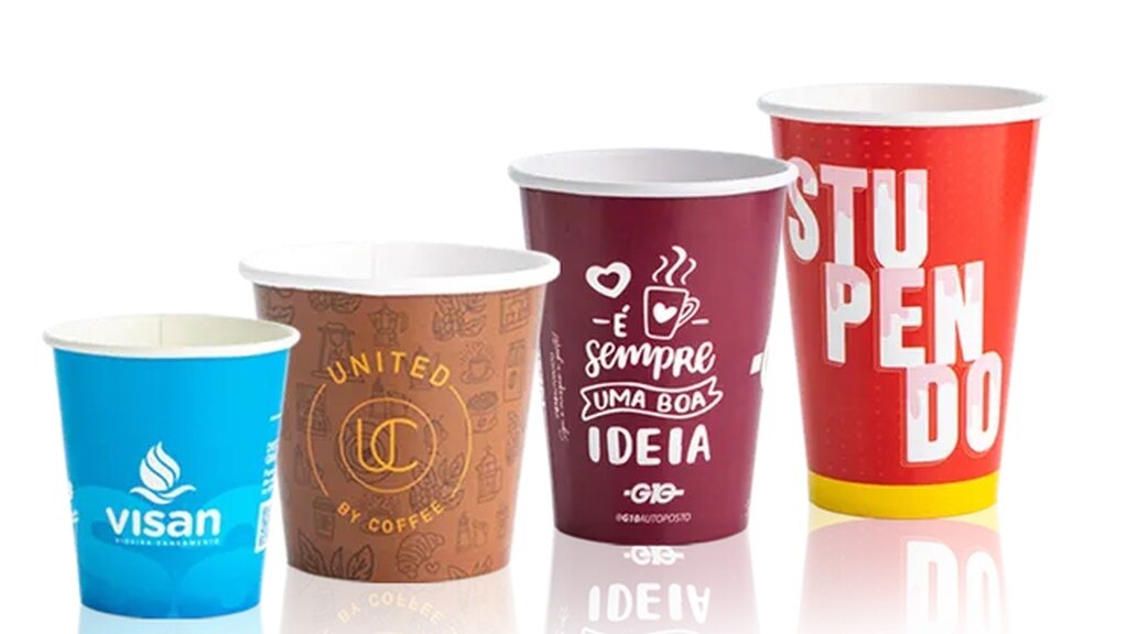 Copos de papel descartáveis personalizados em diferentes tamanhos e cores para bebidas.