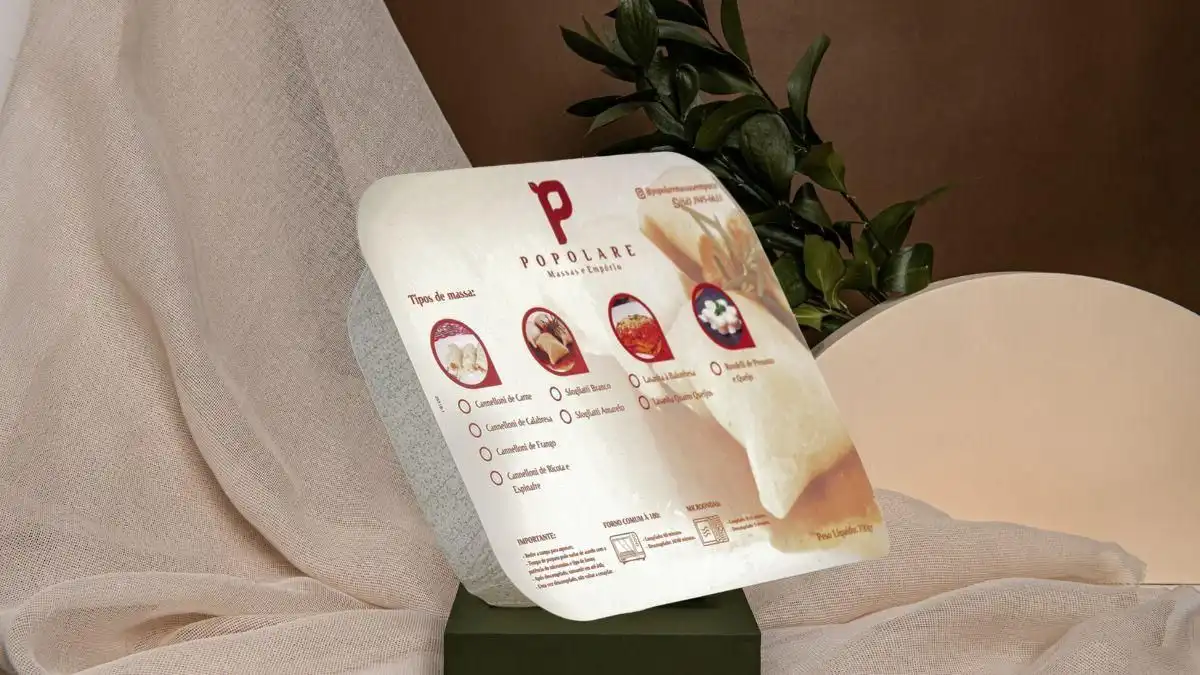 Cardápio do restaurante Popolare com diversas opções de pratos e detalhes de serviço. Apresentação elegante e contemporânea em ambiente acolhedor.