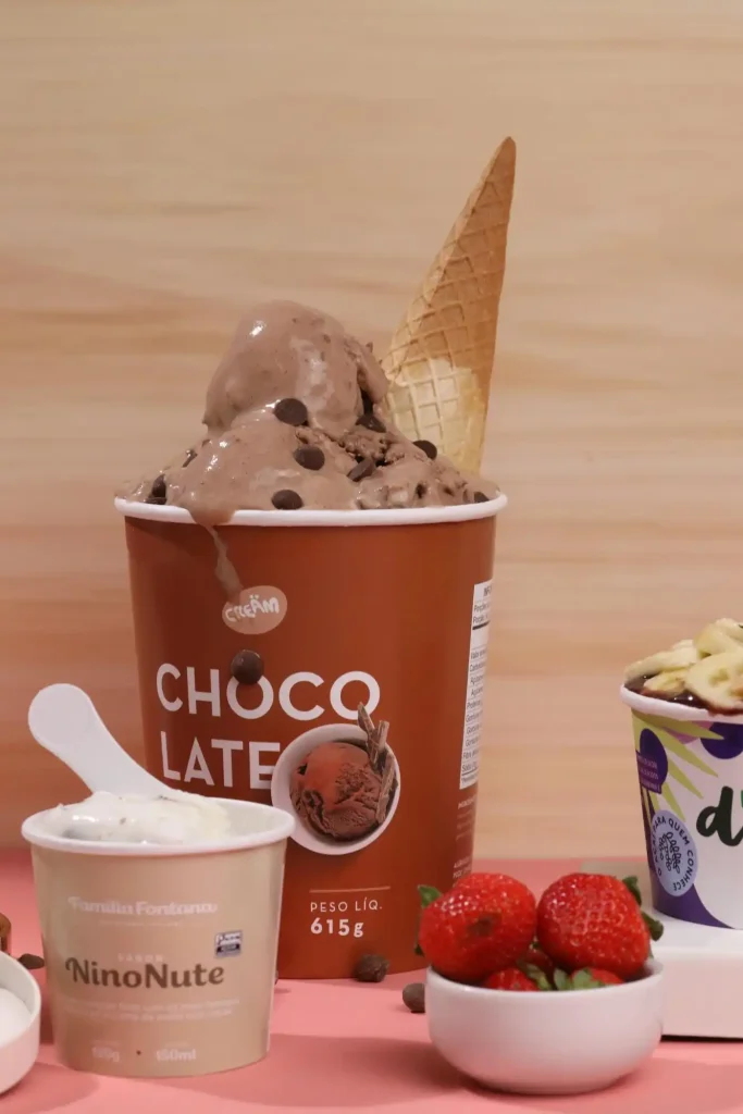 Deliciosa imagem de sorvete de chocolate com casquinha e acompanhamentos.