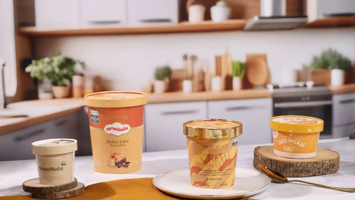 Pote de papel com tampa: sustentabilidade nos detalhes Diversos potes de sorvete em uma cozinha moderna, incluindo sabores como Dolce Latte, Creme de Leite, e Nutella.