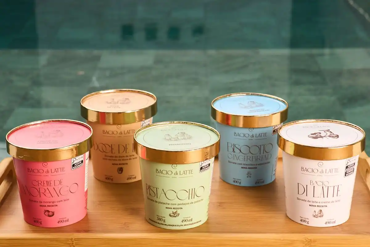 Pote personalizado: sua marca em destaque, sempre! Conjunto de potes da Bacio di Latte de diversos sabores e cores, representando o pote personalizado.