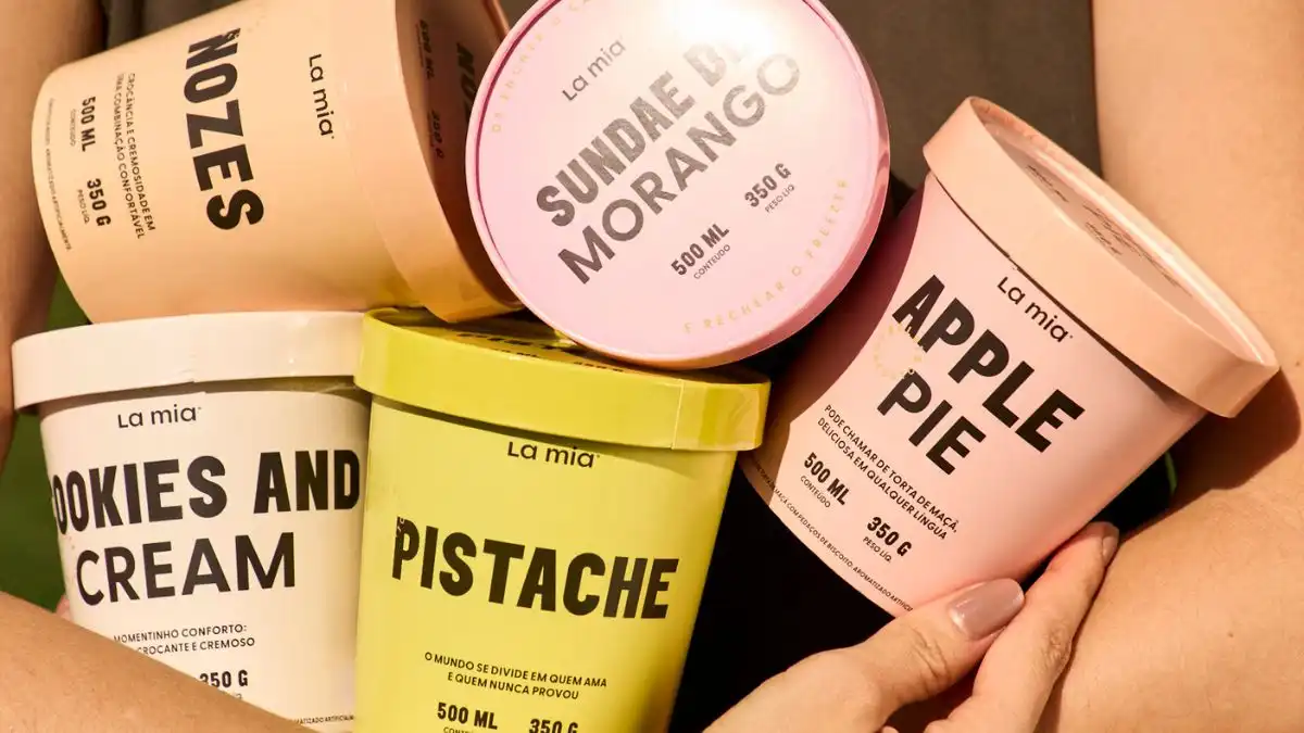 Fotos de diferentes embalagens de sorvetes artesanais em potes com variedade de cores e nomes, incluindo sabores como pistache, morango, maçã e cookies e creme.