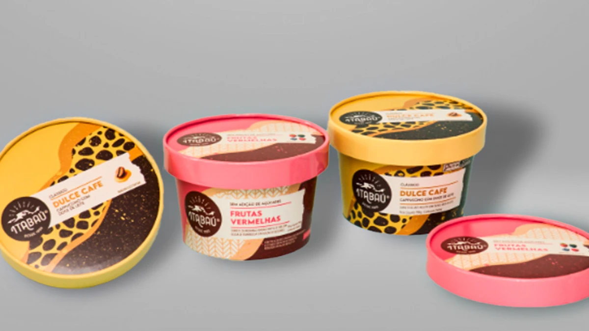 Imagem com diferentes sabores de sorvete para delivery, incluindo opções de frutas vermelhas e doce café, dispostos sobre plano cinza claro.