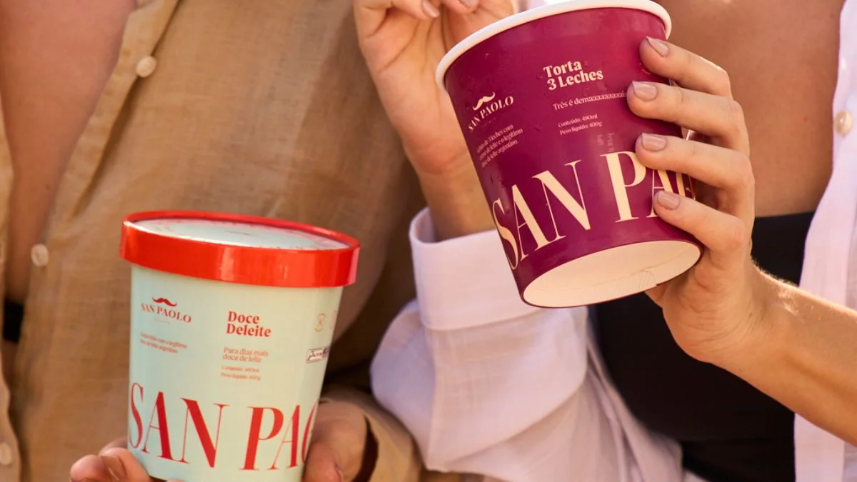 Pessoas segurando sorvete em pote San Paolo sabores Doce Deleite e Torta 3 Leches