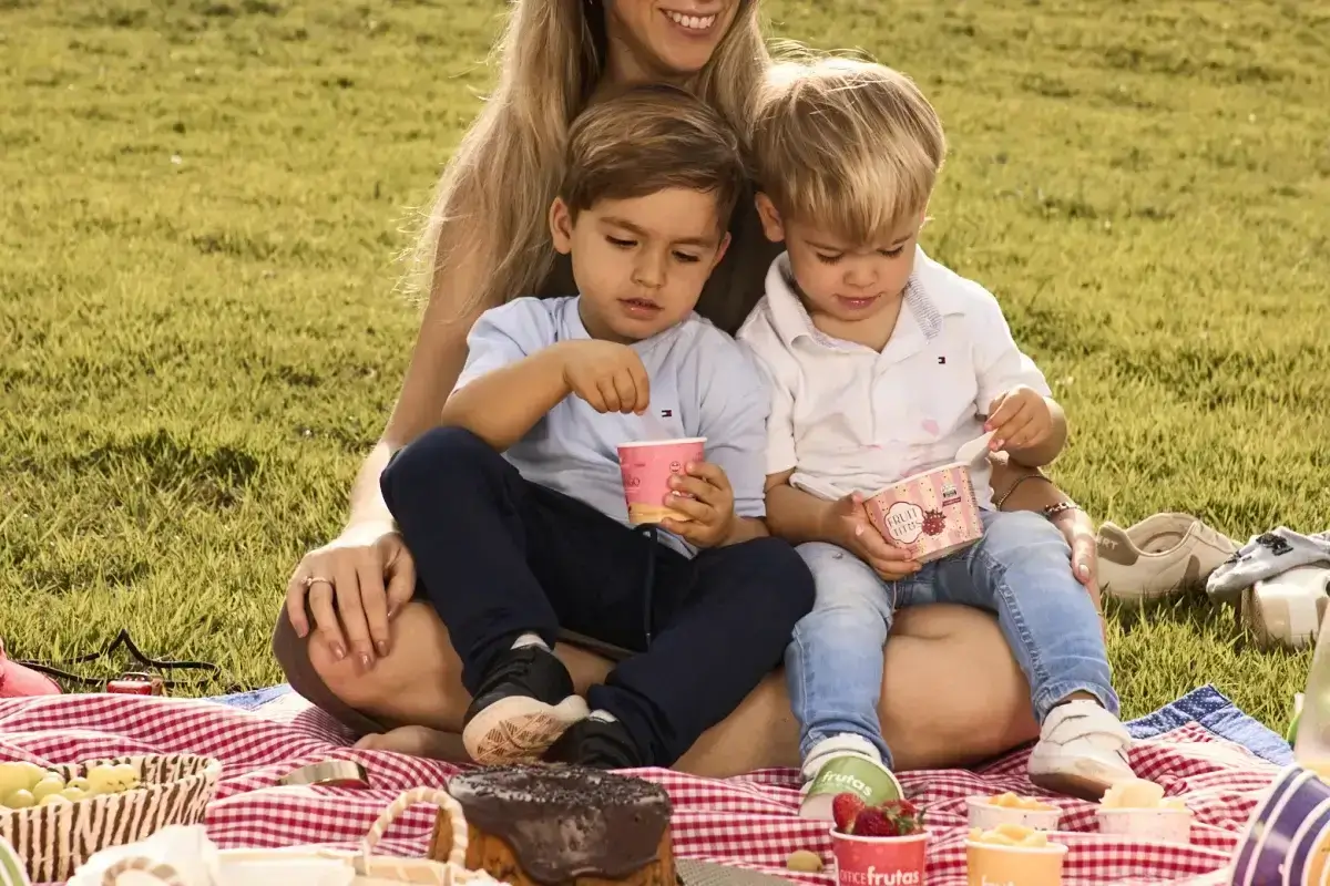 Mãe e crianças comendo sorvete em um piquenique