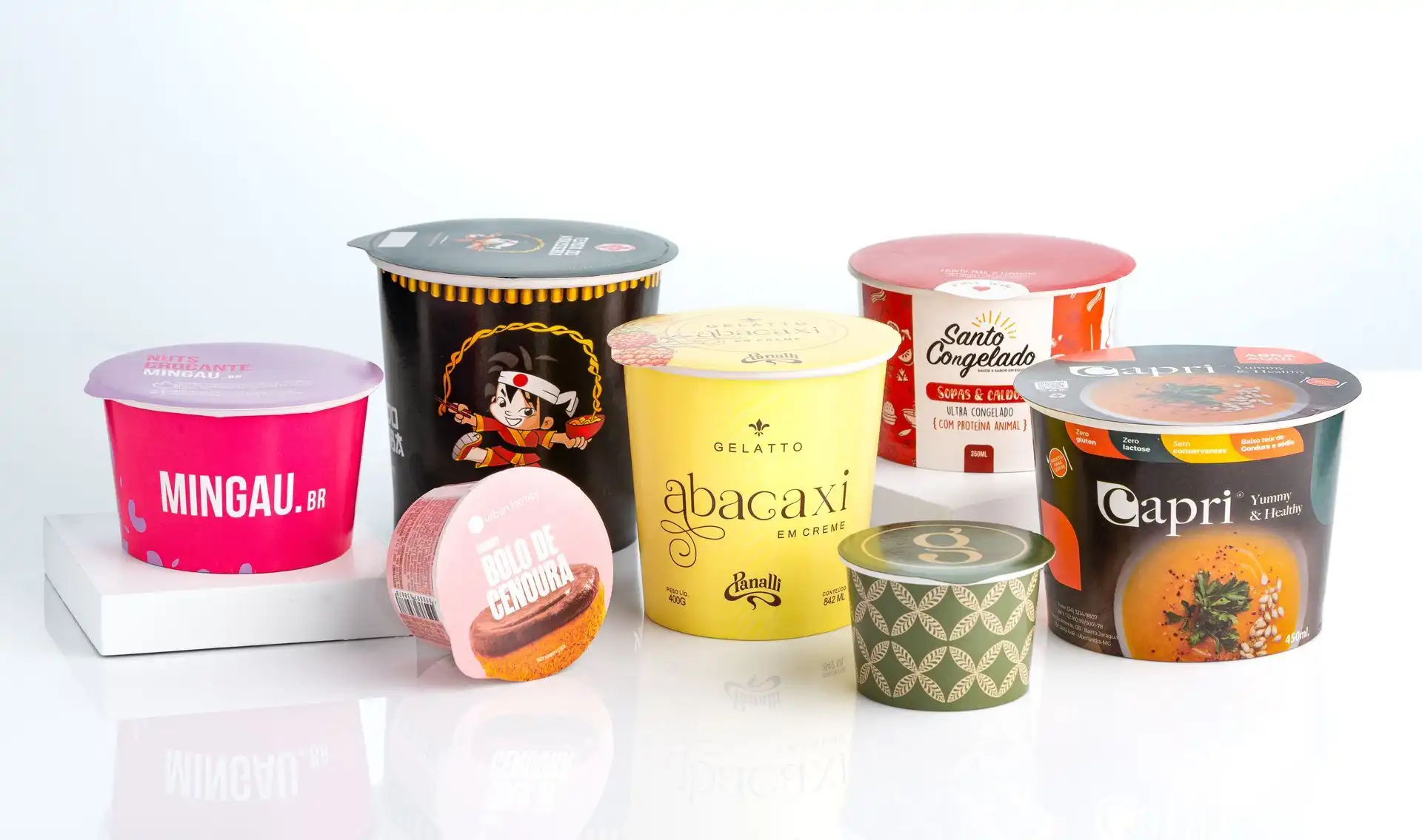 Embalagem sustentável para comida, incluindo potes de iogurte e sorvete em diferentes cores e tamanhos, destacando opções ecológicas para armazenamento de alimentos.