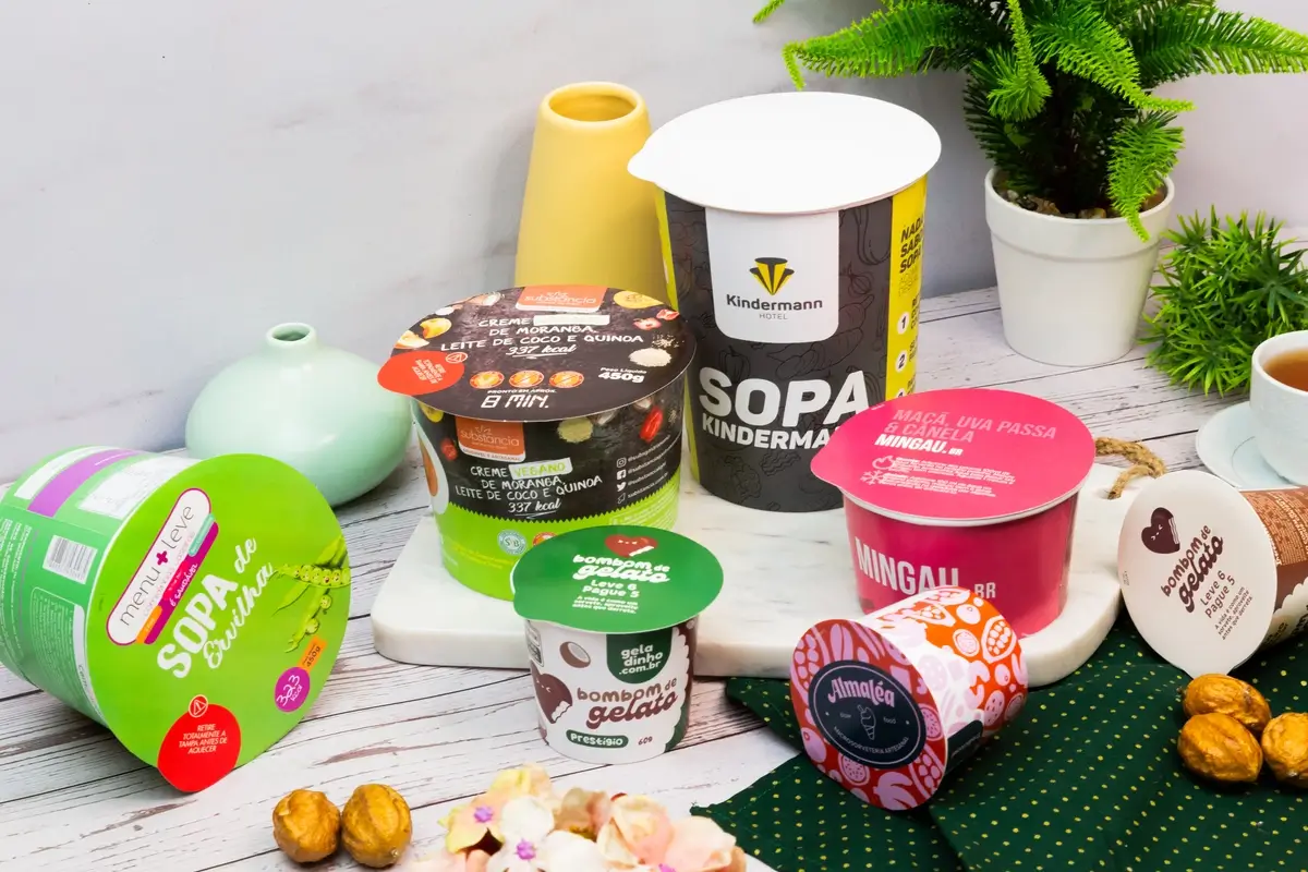 Potes para comidas com molhos em cima da mesa