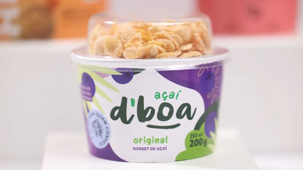 Embalagem para açaí preenchida sobre uma mesa, representando as embalagens para açaí da Apolo.