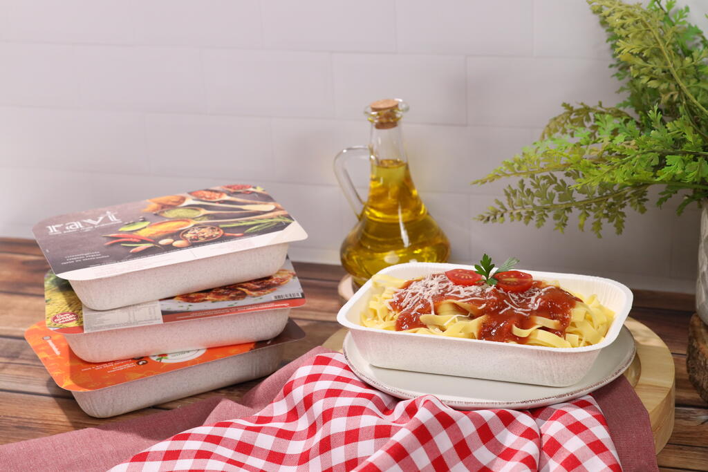 embalagem sustentável para alimentos com prato de massa pronta e recipientes ecológicos