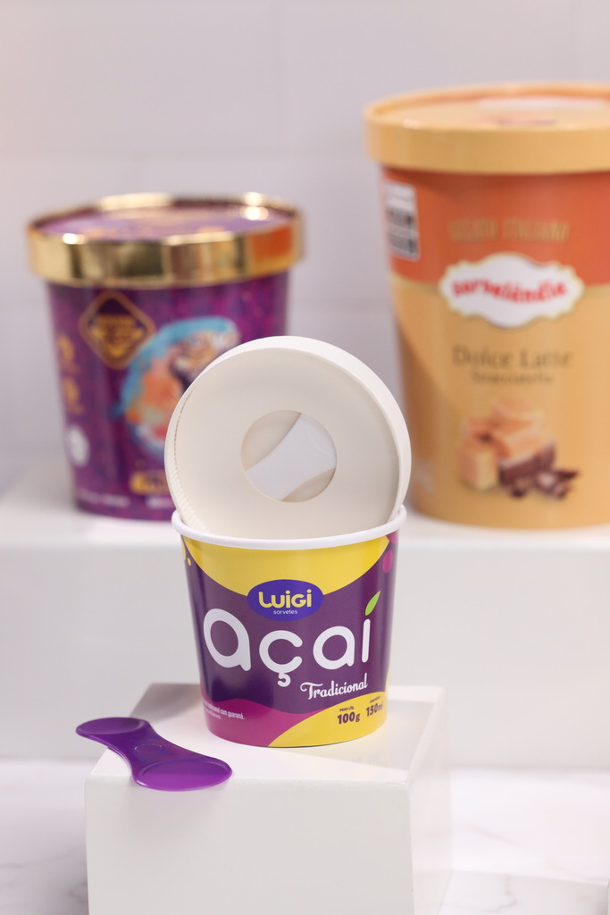 Embalagem personalizada para açaí com tampa e colher, ideal para distribuição e comercialização em larga escala.