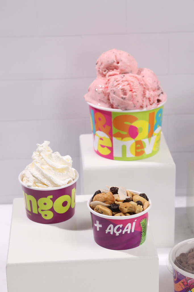 embalagens para alimentos congelados com sorvete e açaí em copos térmicos