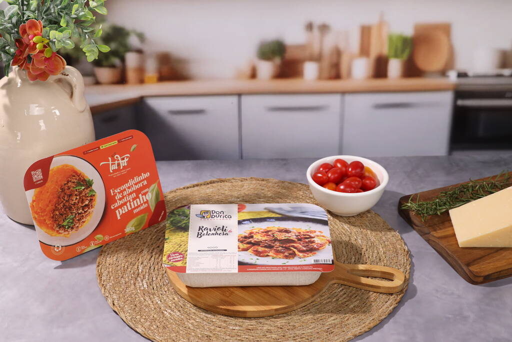 embalagens para produtos quentes com refeições prontas e apresentação em cozinha
