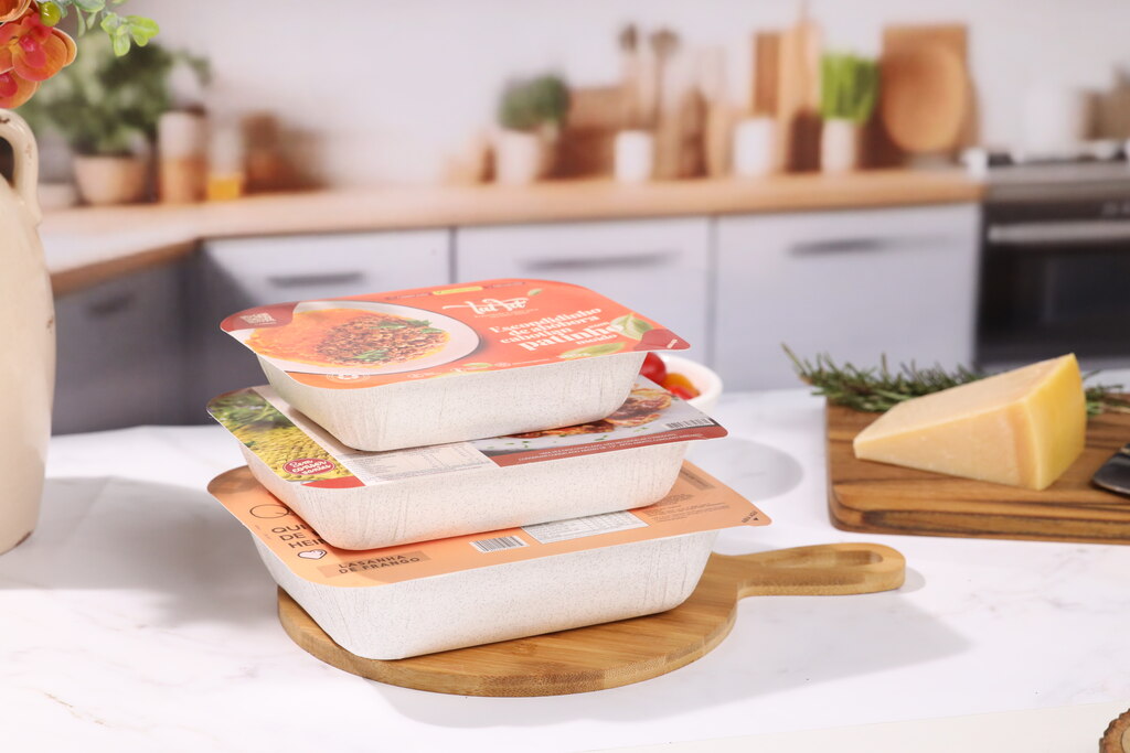 embalagens para produtos quentes com alimentos prontos empilhados na cozinha