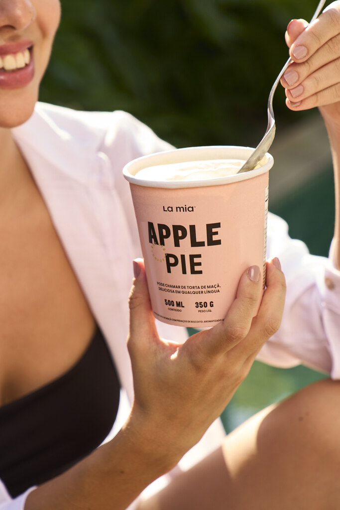 tipos de embalagens para sobremesas cremosas em pote descartável sendo consumida ao ar livre