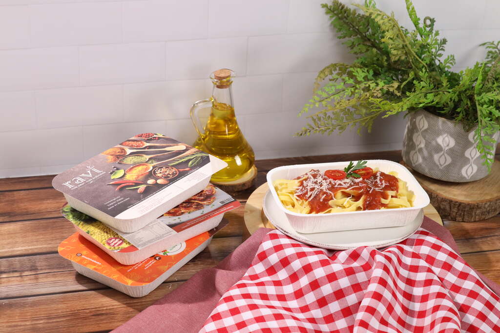 Bandeja de papel para alimentos com massa ao molho servida, ideal para refeições prontas, delivery e alimentos congelados.