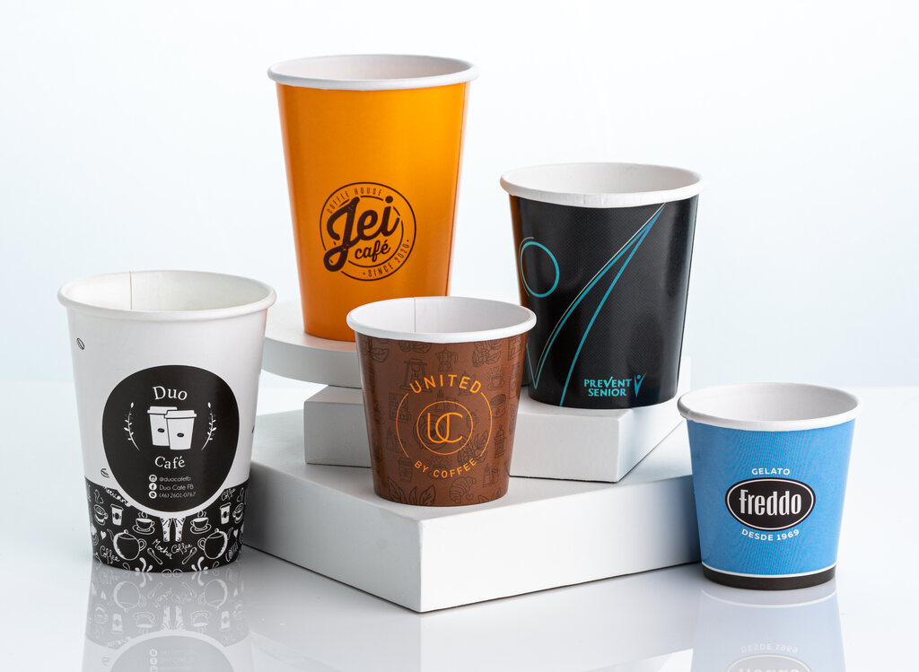 Copos de papel personalizados em diferentes tamanhos para cafeterias, sorveterias e estabelecimentos do setor alimentício.
